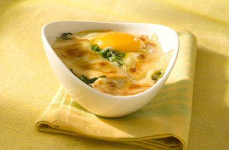 183249 baked egg with spinach and Raclette cheese THUMB