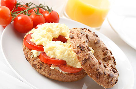 Bagel scrambled egg toms (2)THUMB