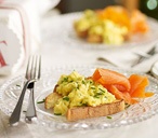 Deluxe scrambled eggs with smoked salmon, chives and spring onion