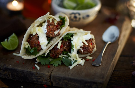 Chilli con carne kebabs