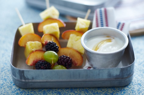Fruit kebabs with yoghurt honey dip