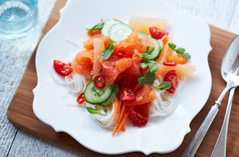 Thai noodle salad with grapefruit and salmon