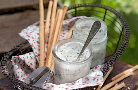 Herb and green chilli yogurt dip THUMB