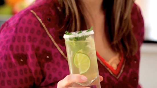 How to Make a Mint Tea Cocktail