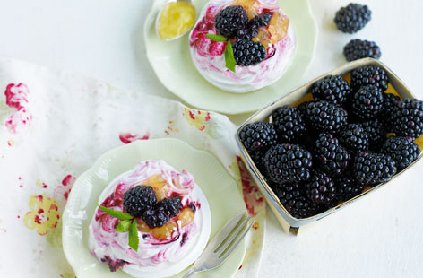 Meringues with crushed blackberries THUMB