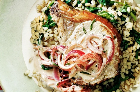 Pork chops with spinach and tarragon sauce