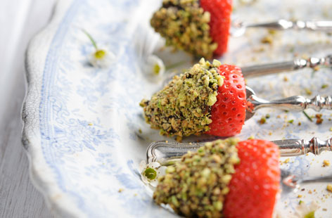 Sweet Eve Strawberries Dipped in Melted Chocolate and Toasted Pistacio Nuts (h)