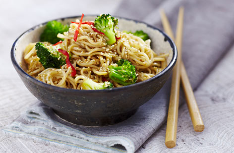 ThaiChinese coconutnoodleswithbroccoliandsesameseeds Th