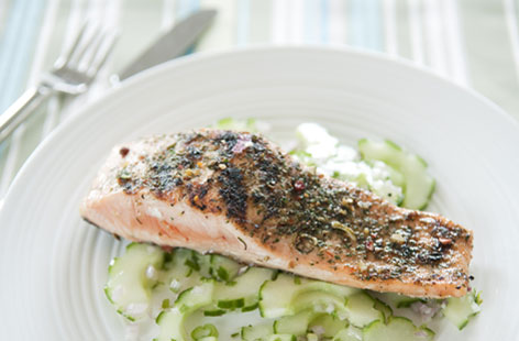 Barbecued salmon fillets with cucumber and mint salad