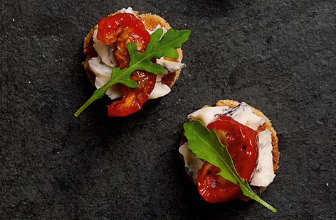 crostini with gorgonzola canape THUMB