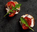 Crostini with Gorgonzola and rocket