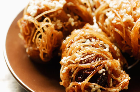 Crunchy dates with honey and sesame seeds