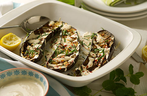 Baked aubergines with yogurt dressing 