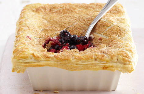 Mixed berry pie with cinnamon crust
