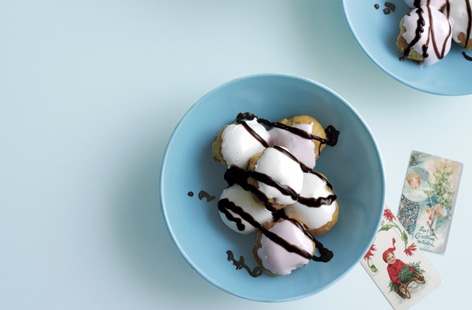 Marshmallow and chocolate profiteroles