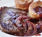 Steak with mini Yorkshire puds | Tesco Real Food