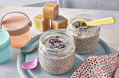 Banana and blueberry chia pots