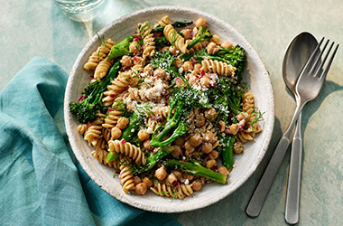 Creamy broccoli and chickpea pasta