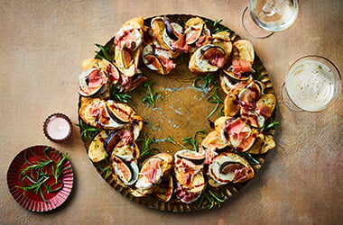 Goat's cheese sharing wreath