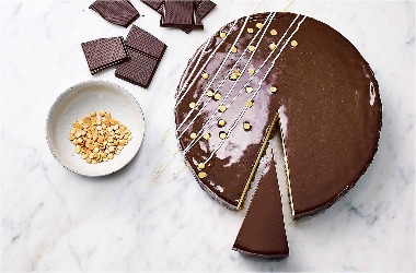 Mirror-glazed cheesecake