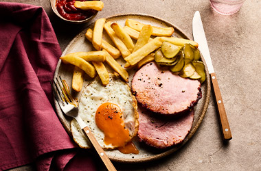 Smoky ham, egg and chips 