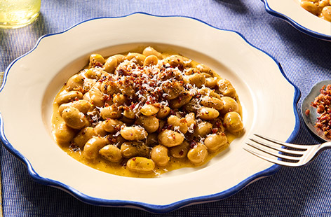 We’ve given carbonara a beansy makeover in this quick and easy recipe. Tender butter beans are coated in the same cheesy egg sauce and served with crispy bacon crumbs for a delicious twist on the Italian classic.