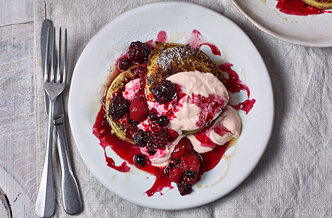 Try a British spin on classic French toast with delicious cinnamon-spiced crumpets, fried until golden and topped with creamy yogurt, berry compote and a drizzle of maple syrup