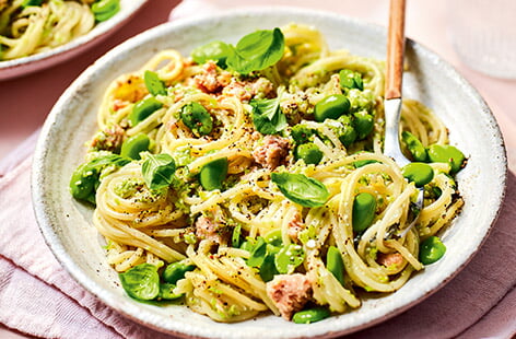 Looking for a healthy yet creamy salmon pasta recipe? This high-protein spaghetti dish is vibrant, light and zesty, perfect for warmer weather. You can happily swap broad beans for peas and the tinned salmon for tuna or mackerel, if you like!