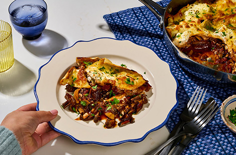 This skillet mushroom lasagne is all about big, comforting flavours without the fuss. Packed with fresh and rehydrated mushrooms, rich tomato ragu and layers of creamy ricotta and gooey mozzarella, it’s indulgent, cosy and perfect for sharing straight from the pan. 