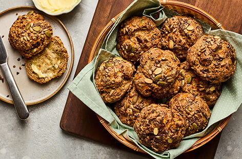 Breakfast made easy: these savoury overnight oat buns are packed with flavour and fibre, perfect for busy mornings. Prep them the night before and enjoy all week long.