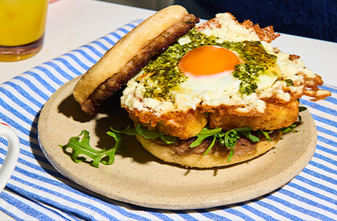 This pesto crispy feta egg sausage muffin is what Sunday brunch dreams are made of! Finished with our cheat code, hot honey, this café-style brekkie is the ultimate weekend treat!