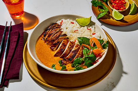 This coconut chicken soup is proper tasty and super easy to throw together. Creamy, a bit spicy and packed with fresh herbs and a squeeze of lime, it’s the kind of bowl you just want to dive into. Serve it over rice, pile on the beansprouts and herbs, and you’ve got yourself a quick, flavour-packed dinner that hits all the right notes.