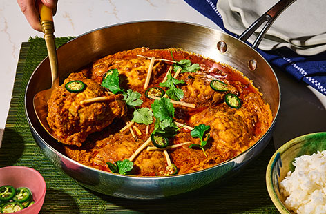 Seema’s mum’s chicken curry is a deeply comforting family recipe, packed with fragrant spices and slow‑simmered chicken that builds rich, layered flavour. Tender chicken thighs are cooked with a warm blend of aromatic whole spices, chilli, ginger and garlic in a spiced tomato base, finished with yogurt and fresh aromatics for depth and balance. Making the Tesco Kitchen feel like home.