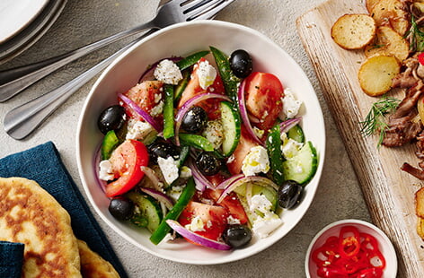 472x310 TESCO Q1 APR25 Stills 40535 LambGyrosSharingBoard GreekSalad