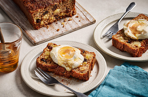 Turn your morning oats into a fun apple pie-inspired breakfast bake. This loaf is sweetened with apple sauce which also adds a little tartness. Mix with raisins, cinnamon and a little brown sugar for a delicious breakfast that's bursting with autumnal flavours.