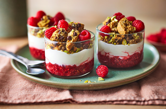 Pistachio and raspberry yogurt pots
