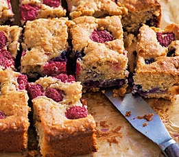 Apple, berry and yogurt traybake | Tesco Real Food